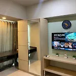 The Square Apartemen Service Twin Suite With Wifi Netflix 50Inchi