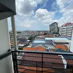The Square Apartemen Service Twin Suite With Wifi Netflix 50Inchi