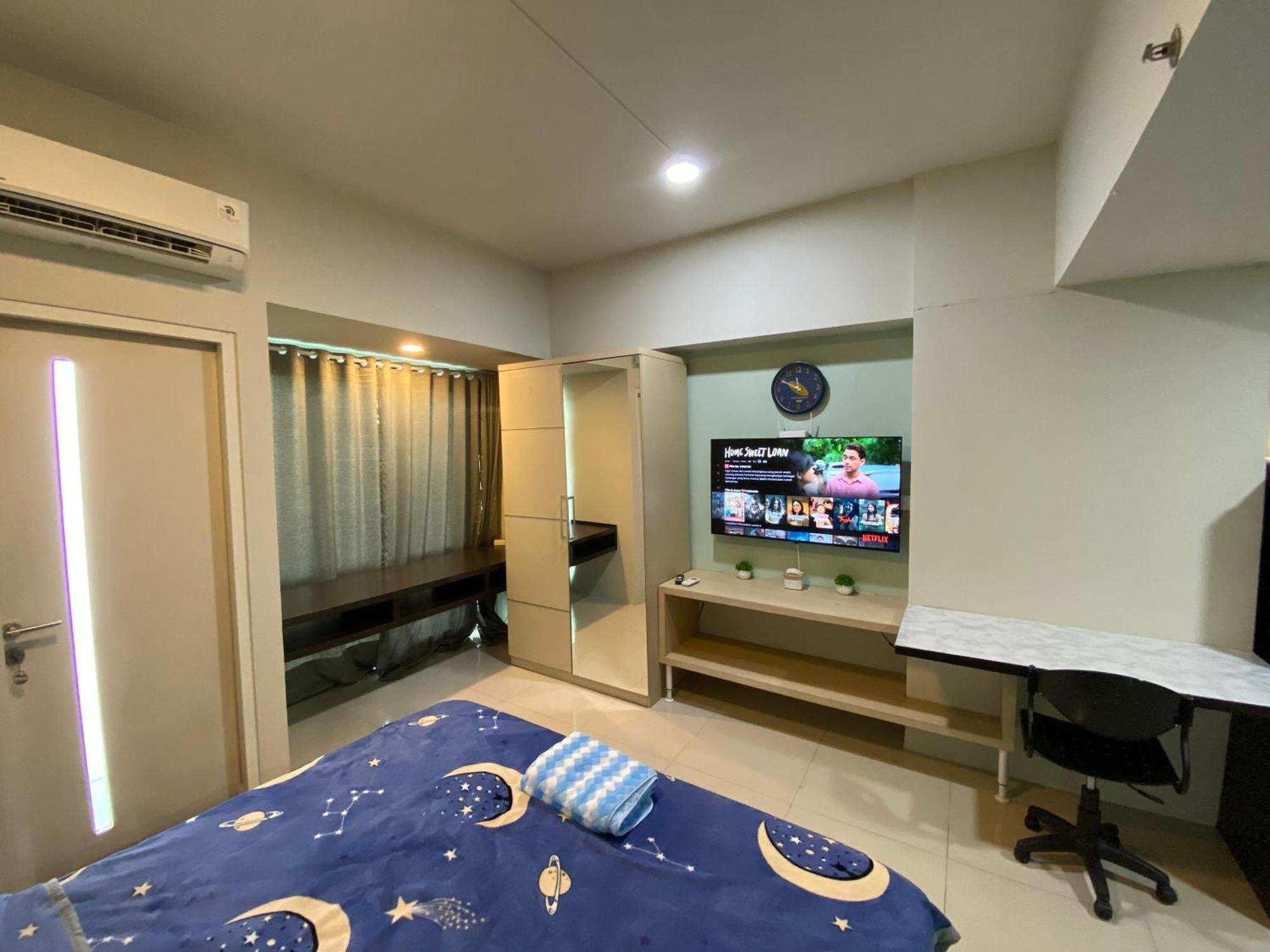 The Square Service Twin With Wifi Netflix 50inchi Surabaya