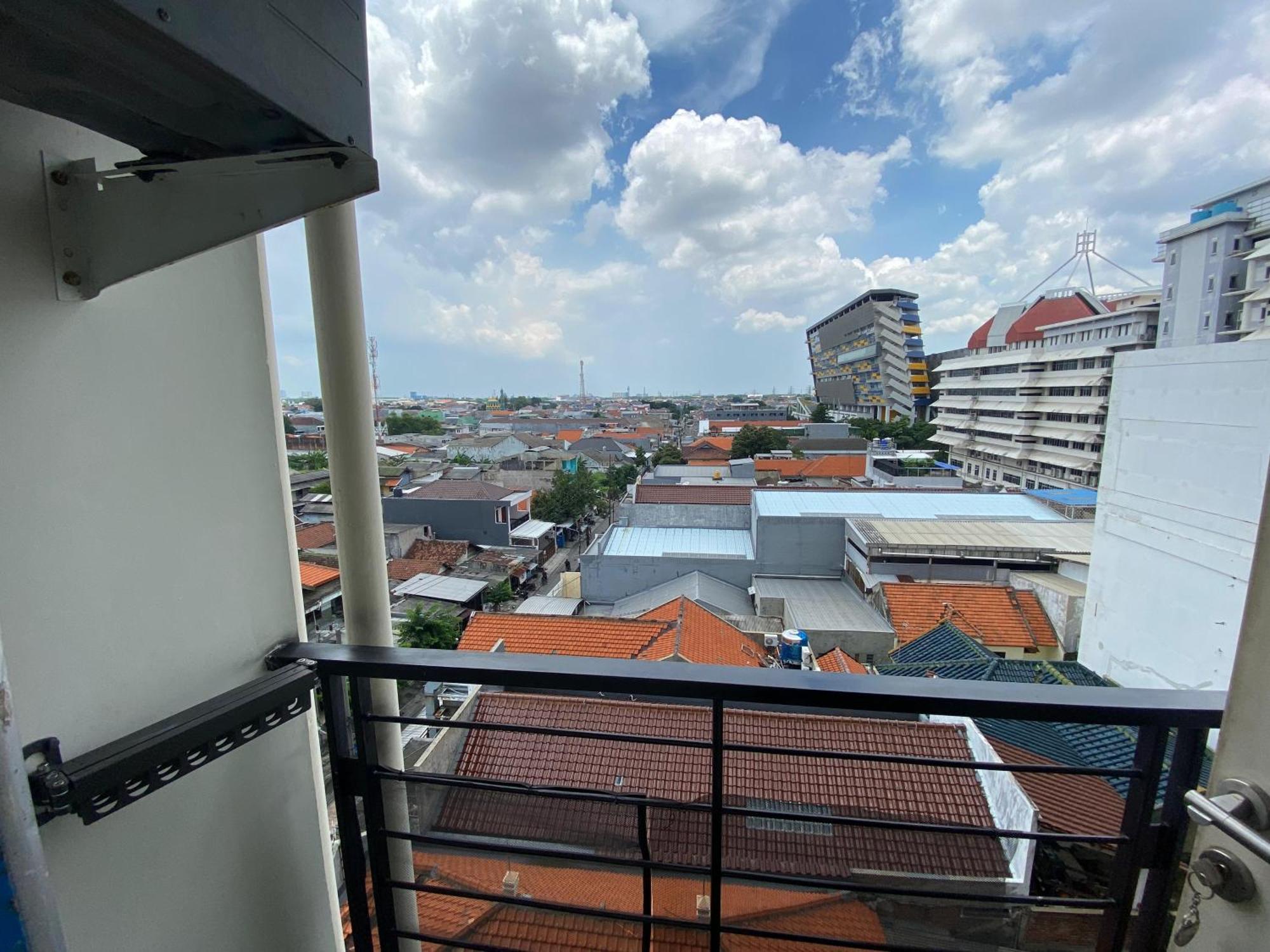 The Square Service Twin With Wifi Netflix 50inchi Apartemen *