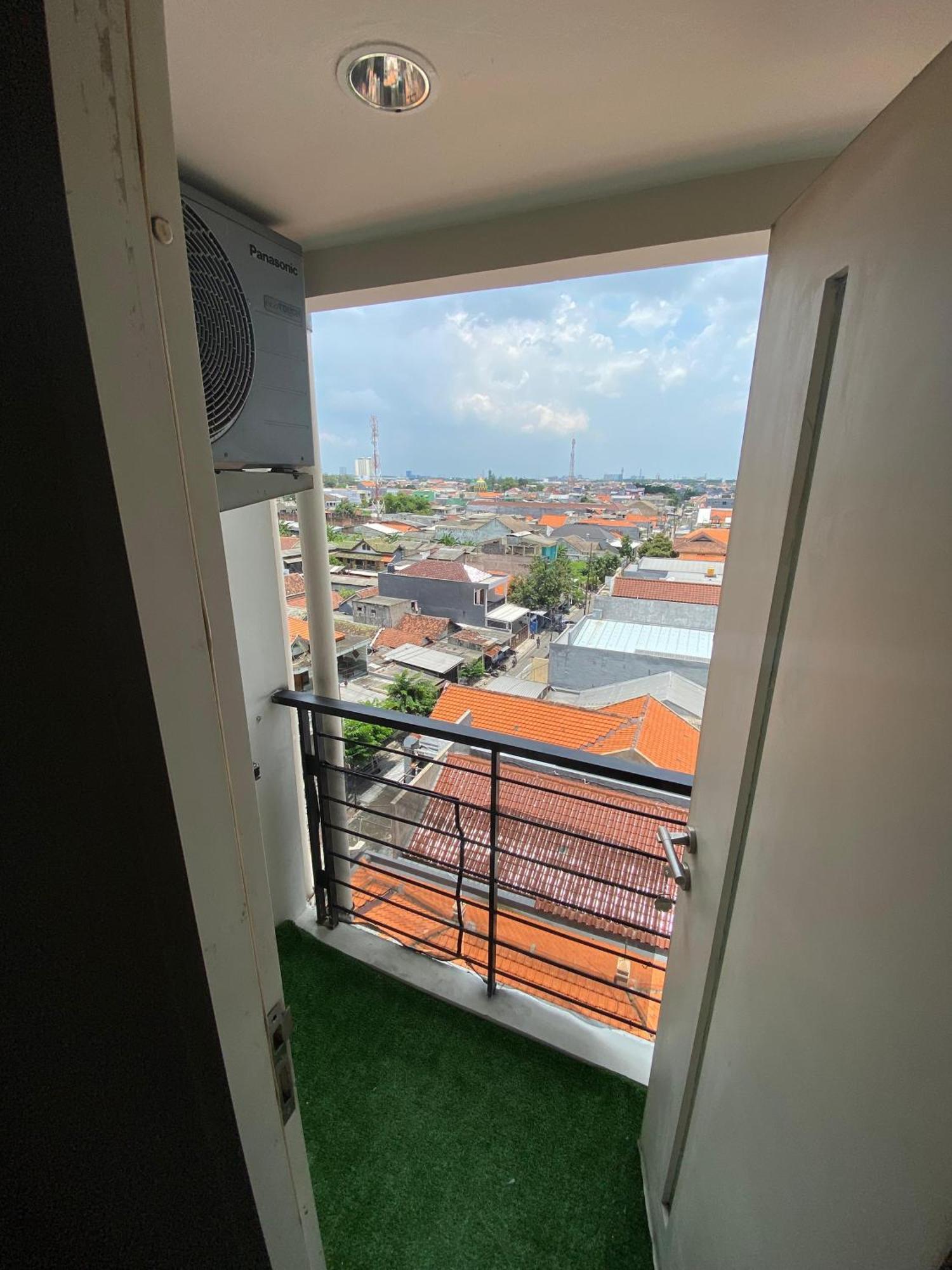 The Square Service Twin With Wifi Netflix 50inchi Apartemen *